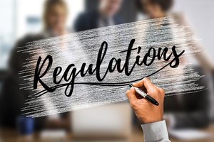 Schreibpapier und Stift mit der Überschrift Regulations